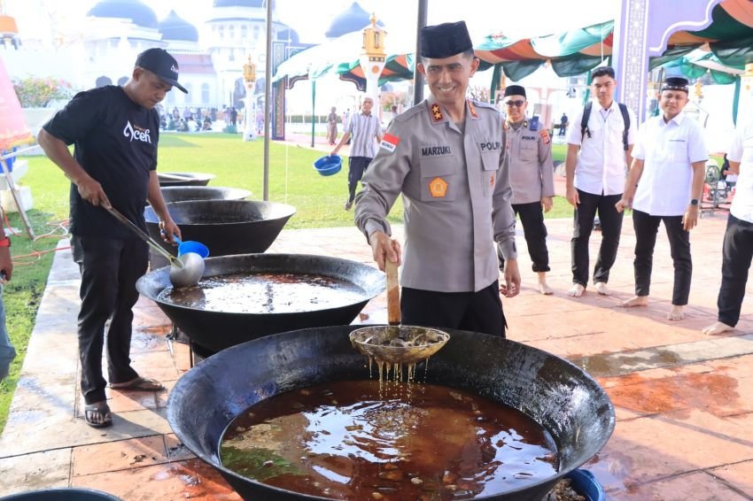 Kapolda Aceh Masak Kuah Beulangong Bersama Warga Sambut Khanduri Ramadhan di Masjid Raya Baiturrahman