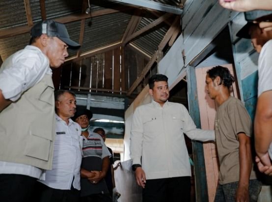 Gubernur Bobby Nasution Kritik Lambannya Pemkab Tapteng dalam Pembangunan Huntara, Warga Mulai Bangun Rumah Mandiri