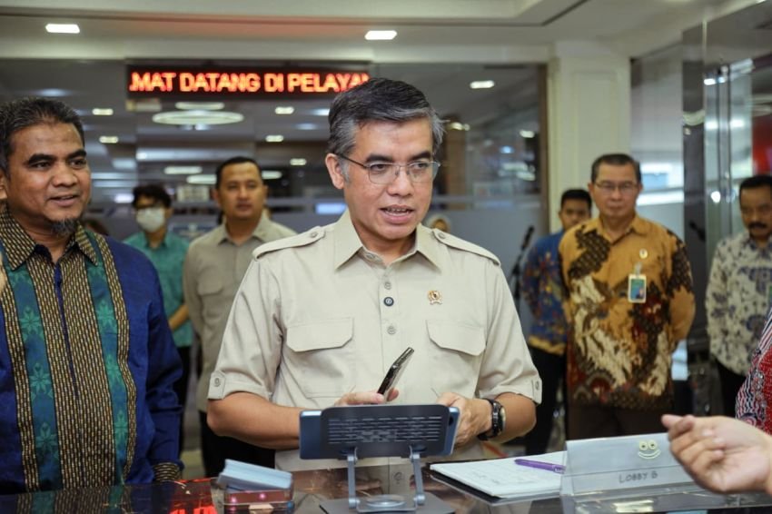 Menaker Yassierli Tinjau Posko THR dan BHR 2026, Pastikan Hak Pekerja Terpenuhi Jelang Idul Fitri