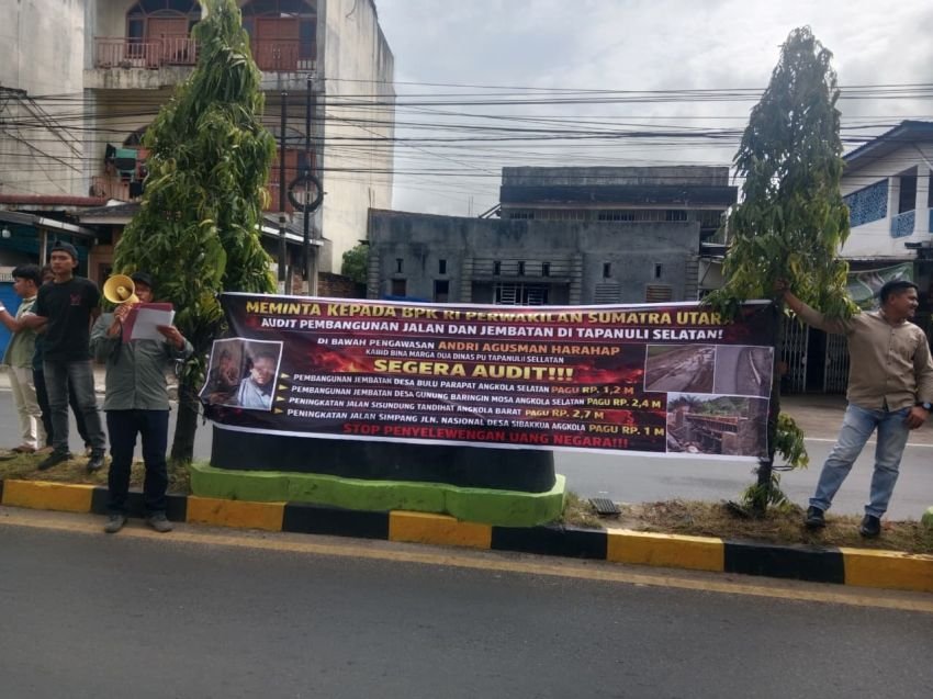 Diduga Ada Pungutan Fee 25 Persen, Massa JSI-GRIB Desak BPK Audit Total Proyek Infrastruktur di Tapsel