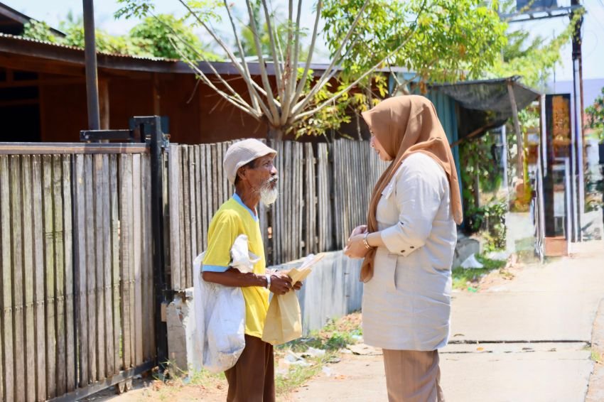 Terharu Lihat Perjuangan Warga Aceh, Kak Na Bagikan Daging Meugang kepada Warga Kurang Mampu Jelang Lebaran