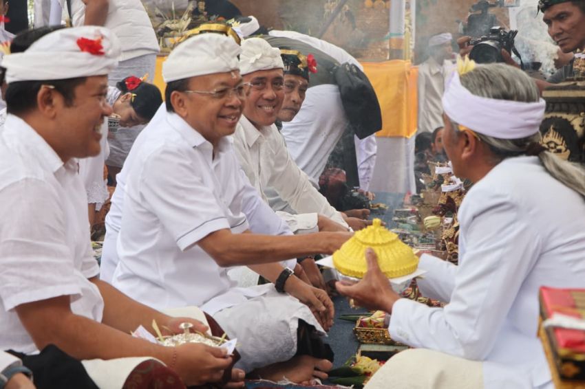 Gubernur Bali Wayan Koster Ikuti Prosesi Sakral di Pura Alas Arum Batur, Serahkan Hibah Rp 1 Miliar untuk Pelestarian Budaya