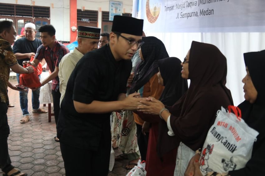 Bakti Sosial Posmetro Medan, Wali Kota Medan Rico Waas Serahkan Bantuan Sembako untuk 10.000 Warga Lewat PKH Medan Makmur