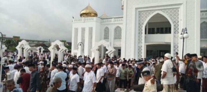 Ribuan Jamaah Padati Masjid Al Abror Padangsidimpuan Saat Sholat Idul Fitri 2026, Khatib Ungkap &ldquo;Kemenangan Palsu&rdquo;