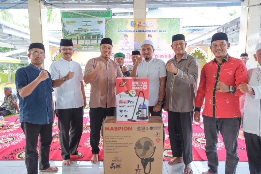 Safari Ramadan ke-12 di Desa Gambus Laut, Wabup Syafrizal Serahkan Bantuan dan Santunan