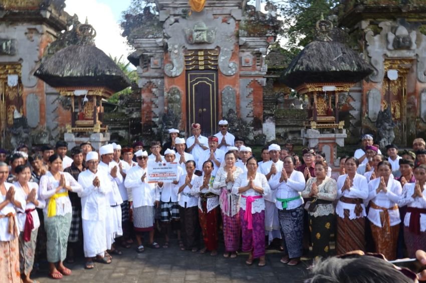 Gubernur Bali Serahkan Bantuan Rp 1 Miliar untuk Rehabilitasi Pura Luhur Pucak Tinggah yang Rusak Akibat Angin Kencang