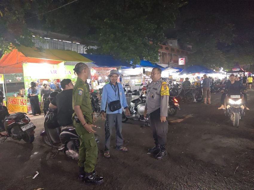 Sinergi Bhabinkamtibmas dan Linmas, Keamanan Pasar Malam Denpasar Ditingkatkan
