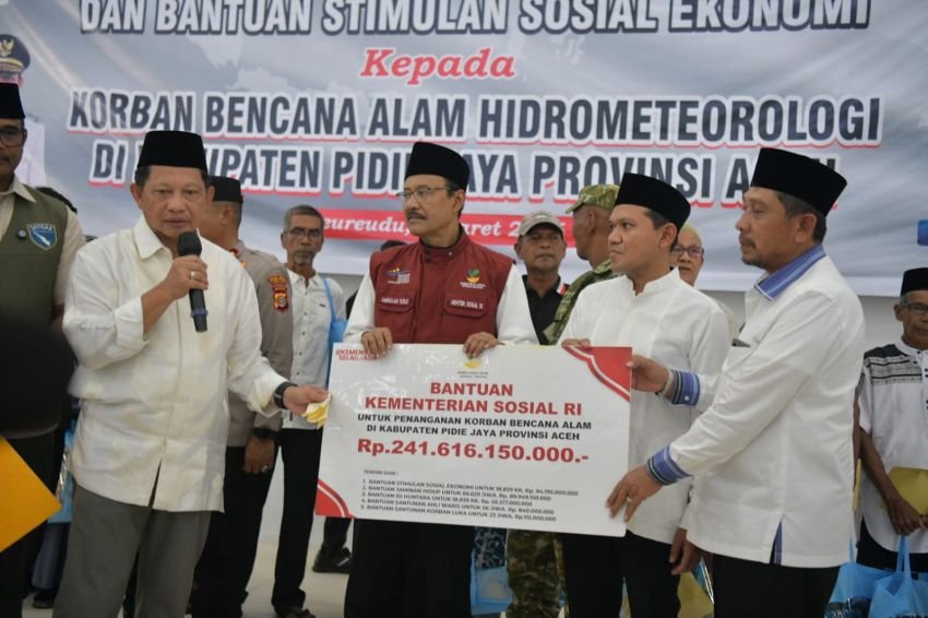 Percepat Pemulihan, Wagub Aceh Dampingi Mendagri dan Mensos Tinjau Huntara dan Serahkan Bantuan Korban Bencana di Pidie Jaya
