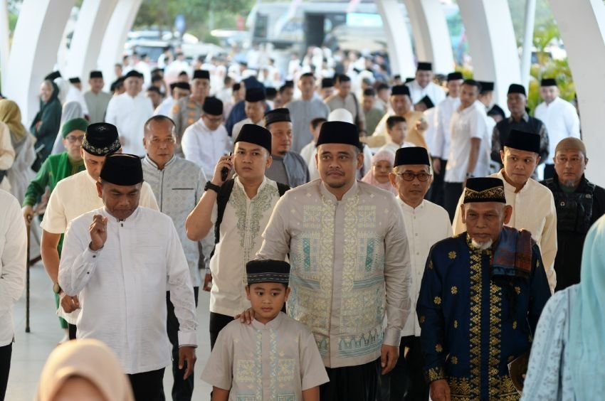 Gubernur Bobby Nasution Salat Idulfitri Bersama Ribuan Jemaah di Masjid Agung Serdangbedagai, Serahkan Sembako dan Tali Asih