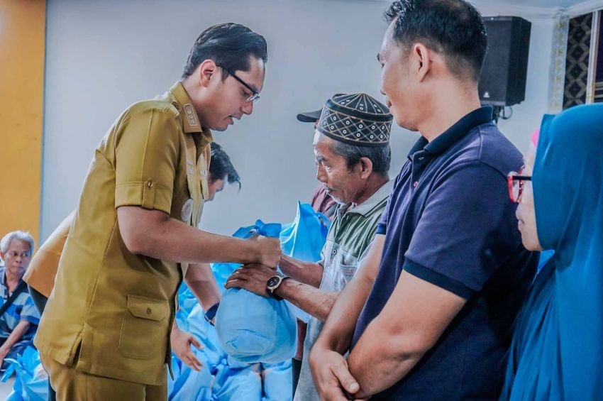 Wali Kota Rico Waas Bagikan 2.000 Paket Sembako, Ajak Masyarakat Bersama-sama Bangun Medan: Kita Solid, Kita Kuat!