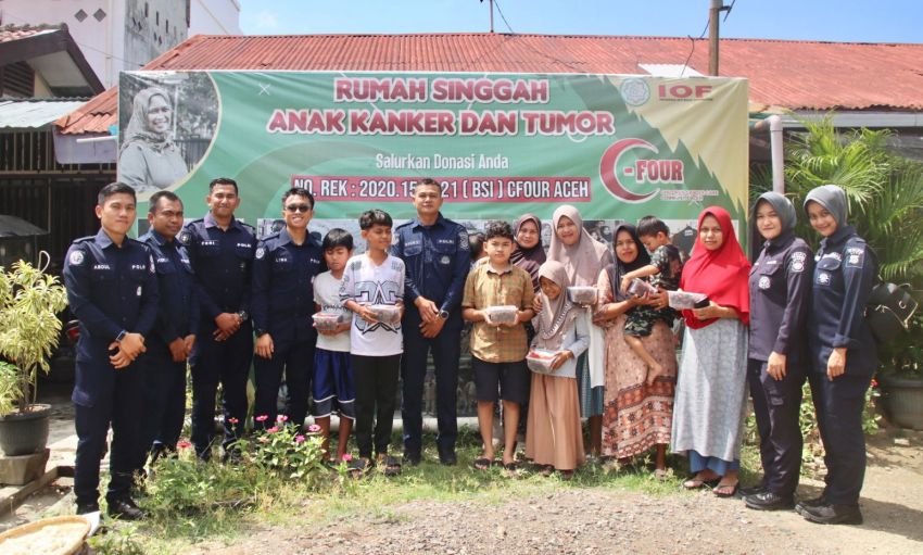 Polda Aceh Bagikan Ratusan Kilogram Kurma Bantuan Kapolda kepada Masyarakat