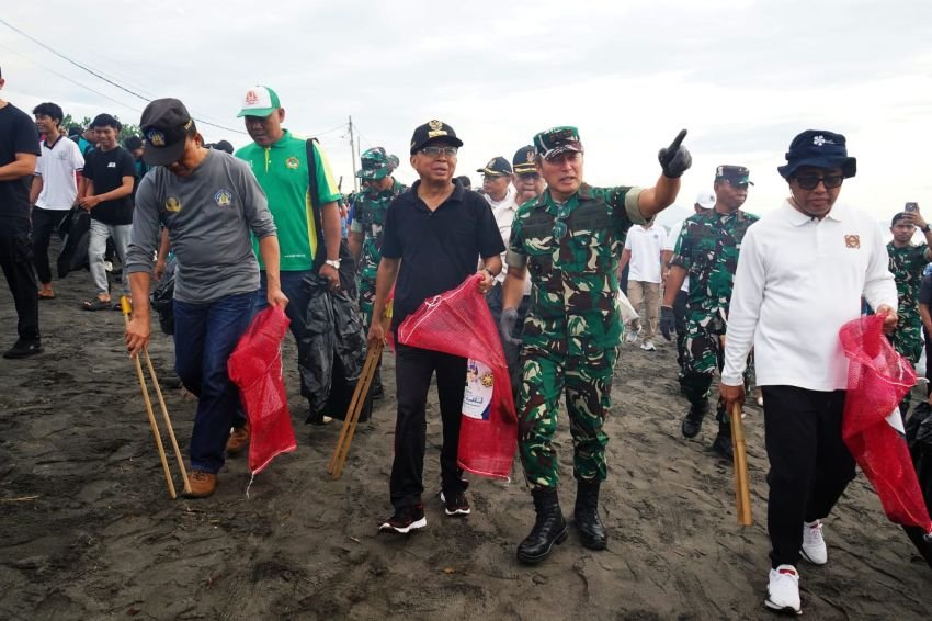 Gerakan Bali Bersih Sampah: 27.500 Warga Turun, Gubernur Koster Dorong 1 Pulau 1 Tata Kelola