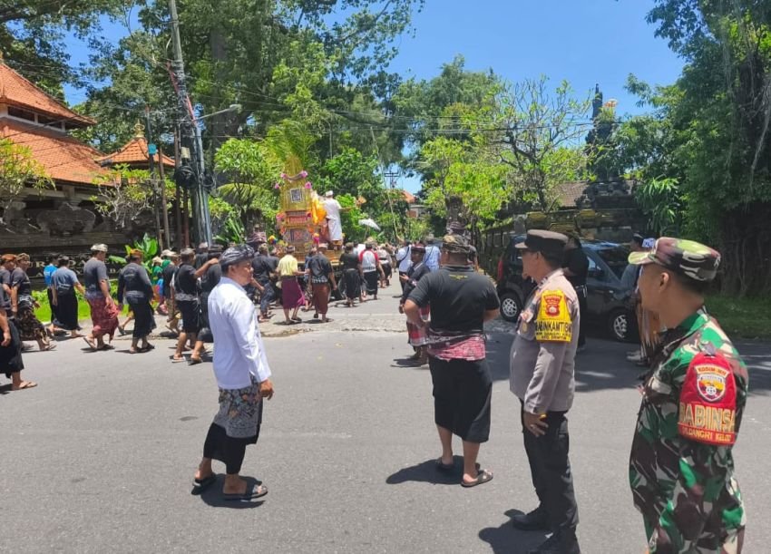 Sinergi TNI-Polri dan Pecalang, Upacara Ngaben di Denpasar Timur Berlangsung Khidmat dan Aman