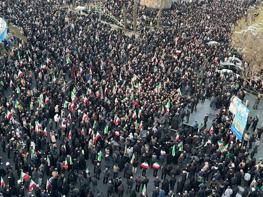 Isfahan Berkabung: Ribuan Warga Iran Beri Penghormatan Terakhir untuk Khamenei