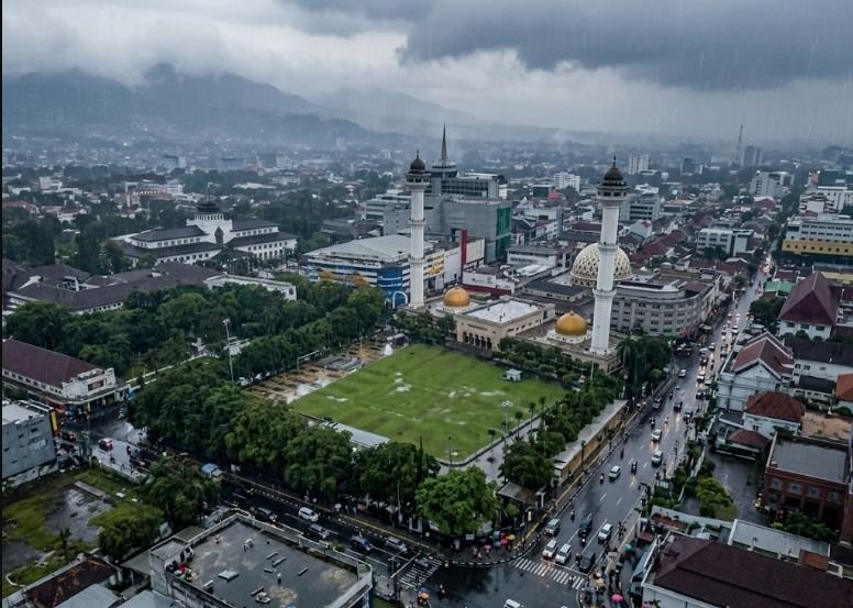 Cuaca Jawa Barat: Hujan Ringan Melanda Sejumlah Wilayah, Warga Diminta Waspada