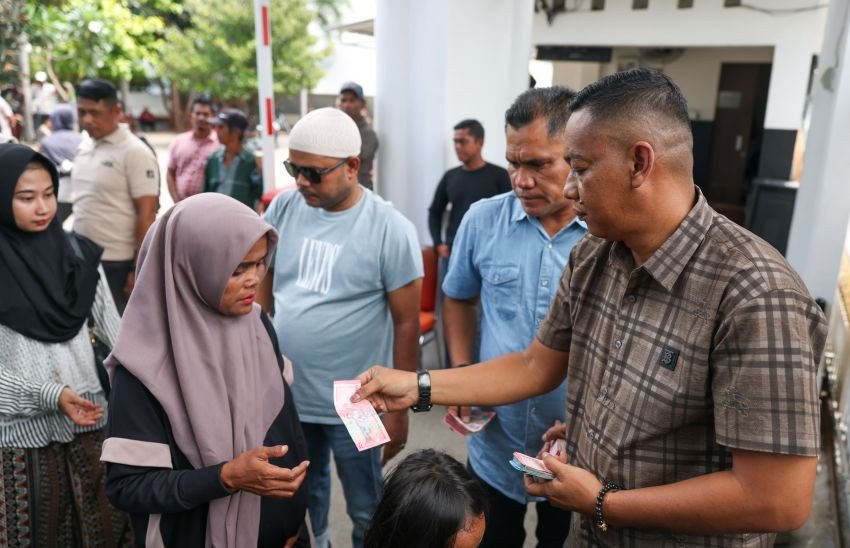 Gubernur Aceh Muzakir Manaf Bagikan THR kepada Ribuan Warga di Meuligoe Banda Aceh