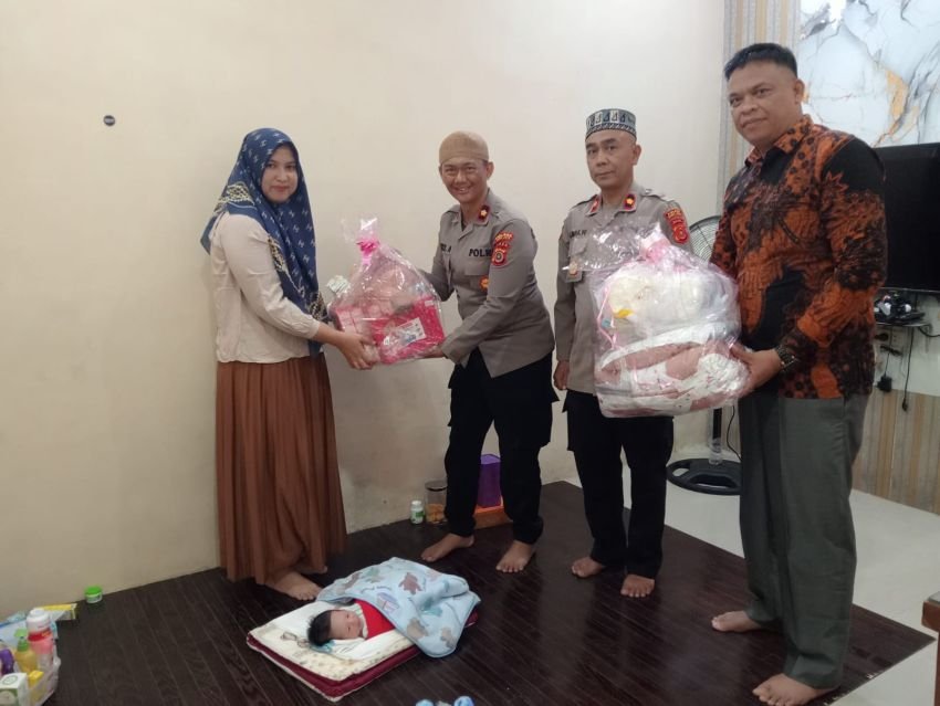 Kapolda Aceh Tunjukkan Kepedulian, Berikan Bantuan untuk Bayi Ditinggal Orang Tua di Masjid Leupe Lamno