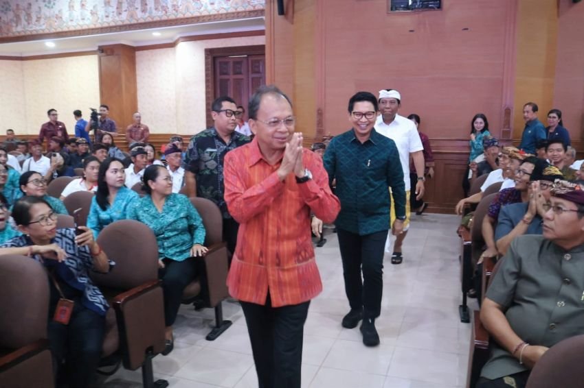 Gubernur Bali Wayan Koster Tegaskan Desa dan Kelurahan Harus Disiplin Kelola Sampah Berbasis Sumber