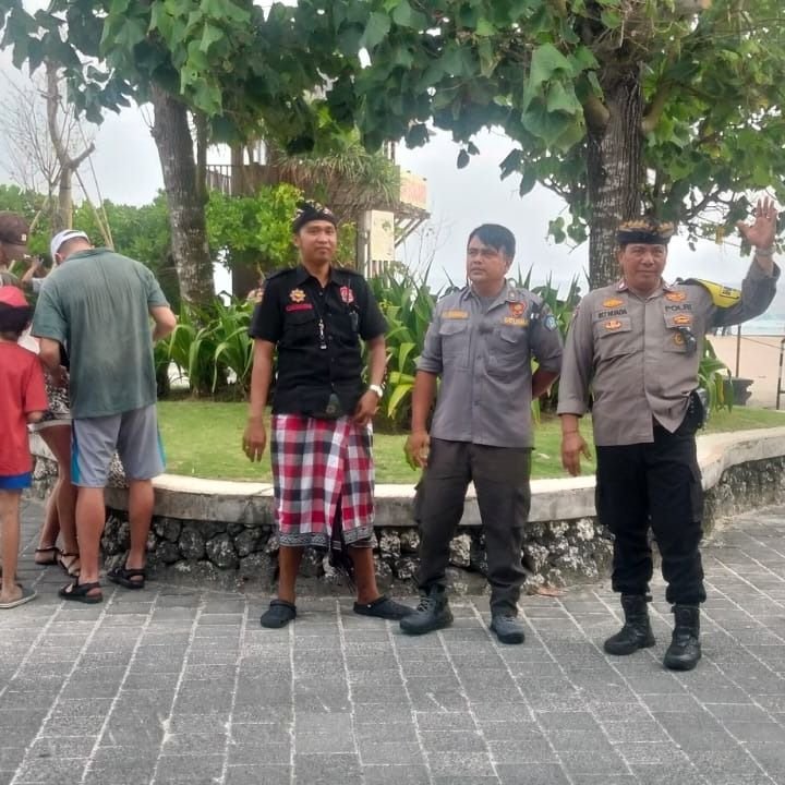 Bhabinkamtibmas Ungasan Bersama Bakamda Adat Ciptakan Keamanan di Pantai Melasti