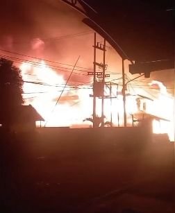 Api Membakar 10 Ruko di Pasar Lama Bengkalis Dini Hari, Warga Panik Saat Sahur