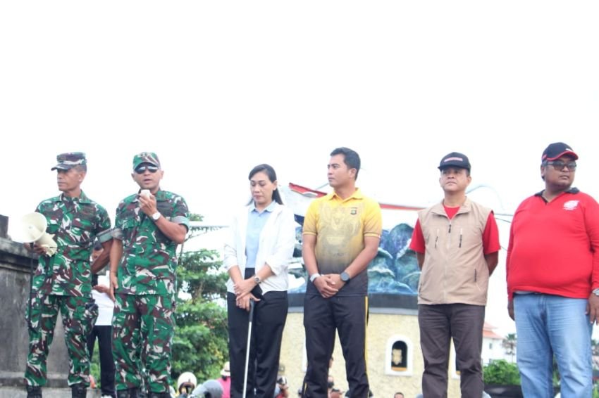 2.000 Warga Gianyar Bergotong Royong Bersihkan Sampah di Pantai Lembeng