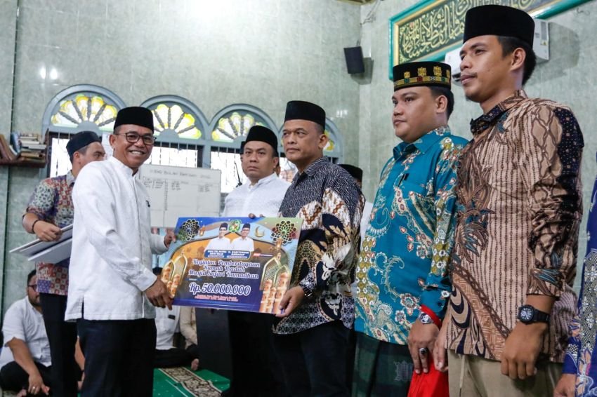 Safari Ramadan Pemko Medan di Masjid At Tawwabin, Wakil Wali Kota Zakiyuddin Serahkan Bantuan dan Santunan Anak Yatim