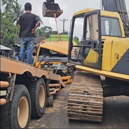 Tabrakan Truk di Tapanuli Selatan, Truk Tangki Terguling, Crane Masuk Parit