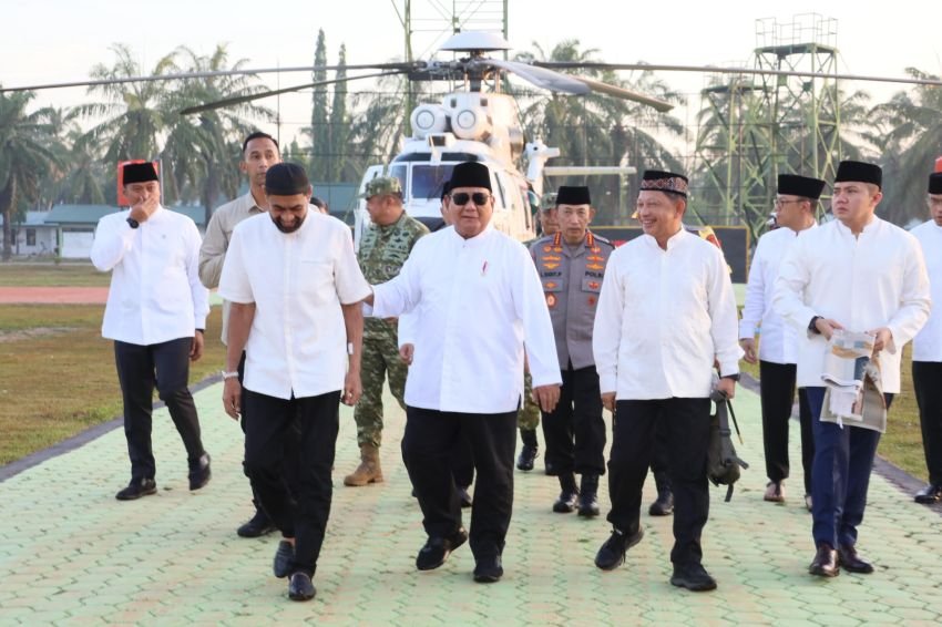 Momen Hangat Prabowo di Aceh Tamiang, Salat Id hingga Sapa Warga Huntara
