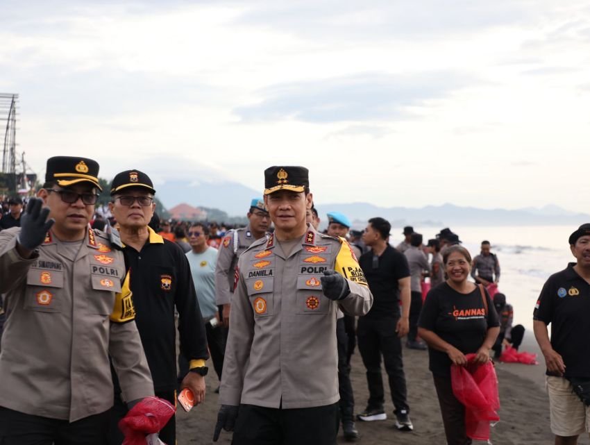 Sinergi TNI-Polri dan Masyarakat, Pantai Padang Galak Bersih dari Sampah