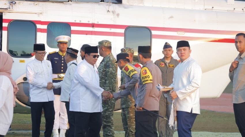Momen Prabowo Salat Id di Huntara Aceh Tamiang, Kapolda Aceh Turut Mendampingi