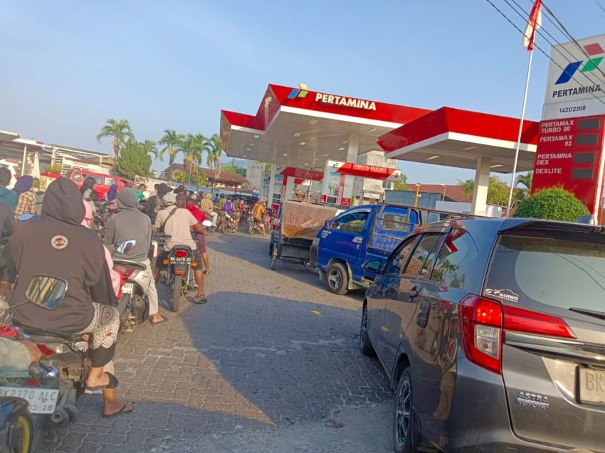 Antrian Panjang Pengisian BBM Timbulkan Kemacetan Lalulintas, Petugas SPBU Layani yang Bawa Jirigen