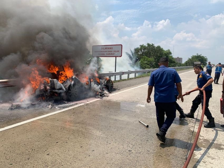 Range Rover Terbakar di Tol Paluh Kemiri Deli Serdang, Diduga Akibat Korsleting Listrik