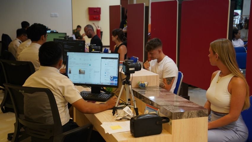 Ribuan Wisatawan Tertahan di Ngurah Rai, Imigrasi Bali Beri Layanan ITKT dan Bebas Denda Overstay