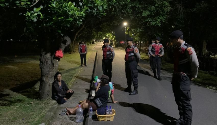 Patroli Dialogis Unit Turjawali Samapta Polresta Denpasar di Lapangan Renon, Jaga Kamtibmas Tetap Kondusif
