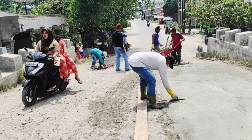 Jembatan Penghubung Dahari Selebar&ndash;Dahari Indah Kabupaten Batu Bara Berulang Kali Makan Korban, Warga Patungan Perbaiki Sendiri Jelang Lebaran
