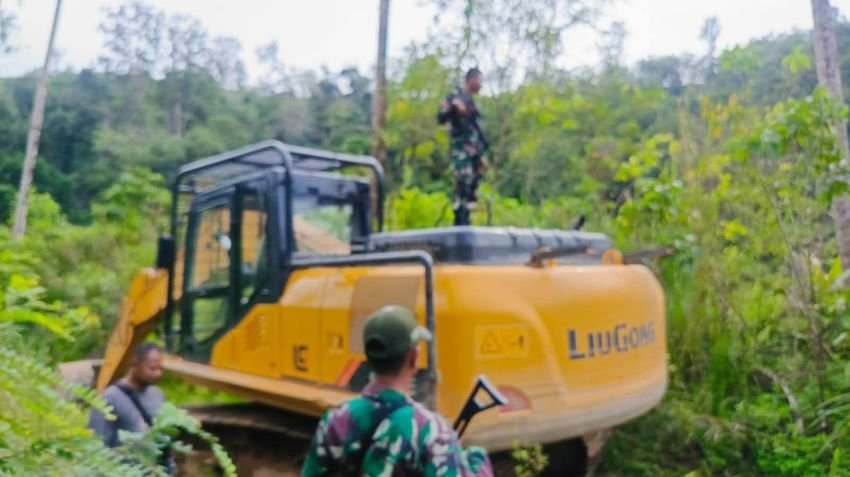 TNI Grebek Tambang Emas Ilegal di Mandailing Natal, 6 Excavator Disita!