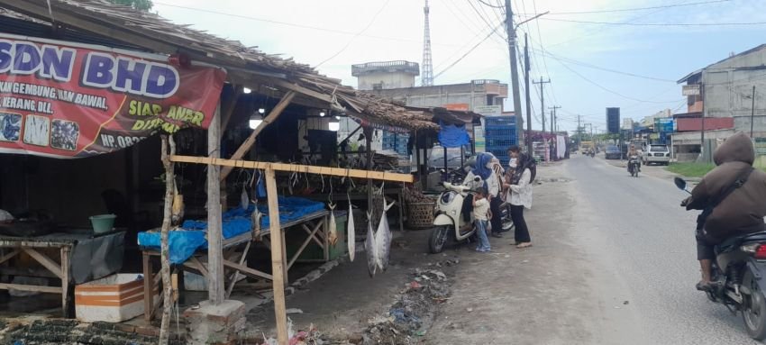Di Atas Bahu Jalan, di Bawah Bayang-Bayang Pembiaran: Jejak Usaha Potong Ayam di Talawi