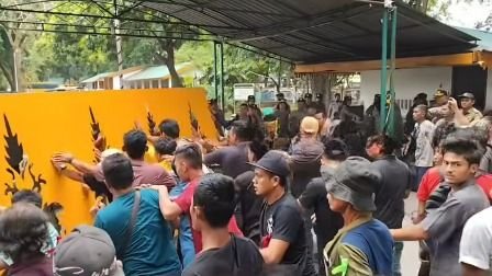 Demo Ricuh di Langkat, Massa Jebol Pagar Kantor Bupati dan Kejar Mobil Dinas