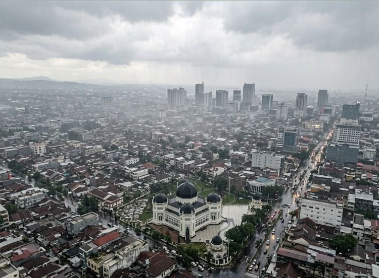 BMKG: Cuaca Sumatera Utara Didominasi Hujan Ringan, Suhu 18&ndash;32&deg;C, Medan hingga Nias Waspada Kelembapan Tinggi