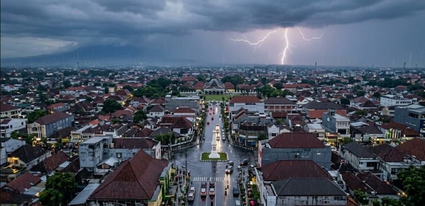 Cuaca DIY Hari Ini: Sleman Berpotensi Hujan Petir, Wilayah Lain Hujan Ringan hingga Cerah