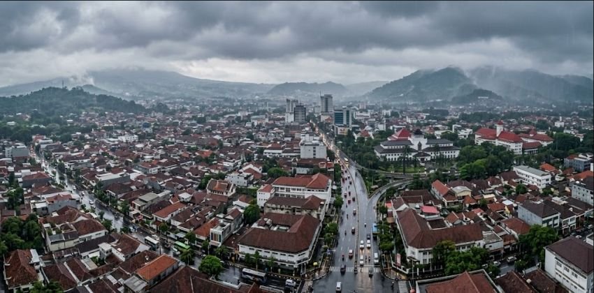 Cuaca Jawa Barat Hari Ini: Hujan Ringan hingga Sedang, Waspadai Potensi Genangan