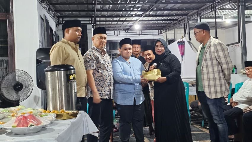 PWI Pusat Hadir di Rumah Duka Zulmansyah Sekedang, Serahkan Uang Duka dan Sampaikan Belasungkawa Mendalam