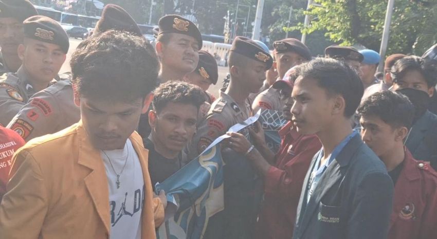 Mahasiswa Geruduk MK, Bawa Enam Tuntutan: Keadilan untuk Andrie Yunus hingga Tolak Militerisme
