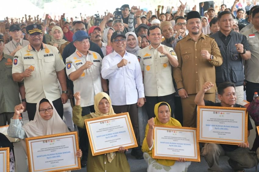 Sinergi Pusat dan Daerah, Menko PMK dan Mendagri Serahkan Bantuan Rehabilitasi Rumah Korban Bencana di Aceh Tamiang