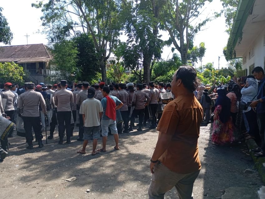 Eksekusi Rumah dr Bajora di Padangsidimpuan Berlangsung Tegang, Massa &lsquo;Save dr Bajora&rsquo; Turun