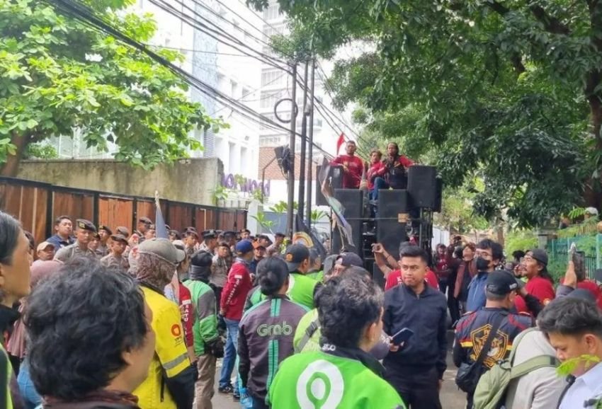 Demo Ojol di Menteng, Saiful Mujani Diminta Minta Maaf atas Isu &lsquo;Jatuhkan Prabowo&rsquo;