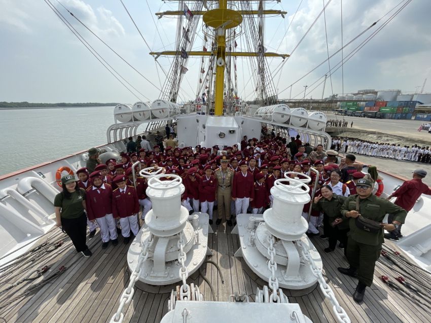 Antusias! Siswa SRMP 2 Medan Eksplorasi Kapal TNI KRI Bima Suci, Tanamkan Wawasan Kemaritiman Sejak Dini