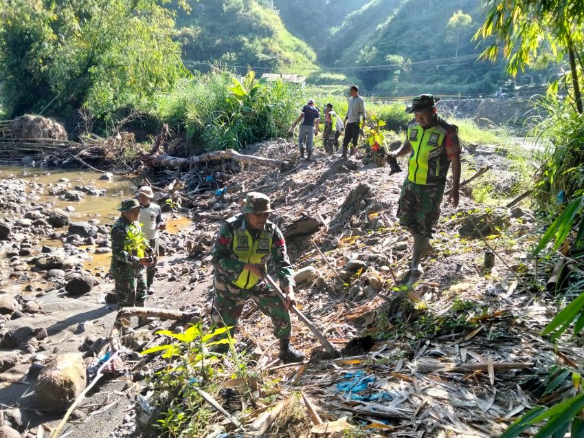 Koramil 02/Wih Pesam Hijaukan Bantaran Sungai Redelong, Cegah Erosi Sungai dan Mitigasi Bencana