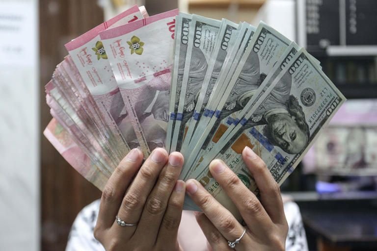 Rupiah Dibuka Melemah ke Rp17.238 per Dolar AS, Tekanan Pasar Global Masih Tinggi