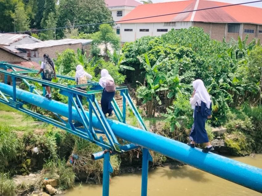 Viral Siswa Seberangi Pipa Demi Sekolah, Pemkot Medan-KAI Siapkan Jembatan Baru